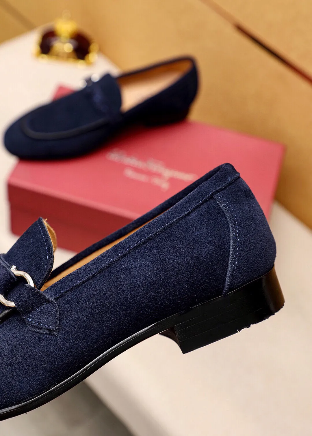 Men's shoes 💰460 💐 Product trademark: Ferragamo "Ferragamo" casual leather shoes Regular size: 38-44 (45.46.47🉑️Customized) Product materials: Selected imported first-layer frosted calfskin upper + luxury hardware buckle, imported water-dyed cow leather lining. Strong three-dimensional visual effect, original outsole color: 2 colors available